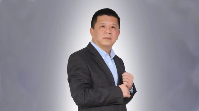 肖进�? /> 
</p>
<p>
	2012�q�_��在肖�q�春的牵�U�下�Q�维�l�股份以7个亿的��M�h(hu��n)收购了贵州醇酒厂�Q�完成贵州醇的改制。此后，他服务过茅台集团�Q�主要对集团旗下保健酒业�q�行战略规划�Q�见证了茅台保健酒业从百万��到数亿的增长�?017�q?月，他又重回贵州醇酒业，��Z�Q执行总裁�?020�q�_��他出任贵州岩博�h民小酒销售有限公司�ȝ��理。从人民���酒出来后，肖进春成立了日子文化�?
</p>
<p>
	在酒行业沉��Q�?0�q�里�Q�肖�q�春不仅获得2016�q�贵州省首届酒业大师评选的“十大黔酒大师”、首届“中国酱香酒酉K��大师”等荣誉�Q�还担�Q贵州酒文化研�I�会执行副会�ѝ��贵州酿酒工业协会副�U�书�ѝ�?
</p>
<p>
	半辈子都在与酒打交道的肖�q�春�Q�对时代���势、名酒企业等斚w��都有着深刻而独到的见解�?
</p>
<p>
	在他看来�Q�在酒业4.0竞争时代�Q�白酒经�q�“��品、营销、资本”三个发展阶�D�，已经具备了好企业的基本要素。但此前投资�q�度的��能和营销�Q���得白酒业的同质化、低端化严重�Q�白酒行业需要从产品品质、品牌文化、消费场景等斚w���q�行文化创新�Q�以满��消费者不同场景、个性和定位的需求�?
</p>
<p>
	因�ؓ独特的白酒文化见解，肖进春也被业内称为“白酒新文化�q�动”的发�v人�?
</p></div>

<div   id=