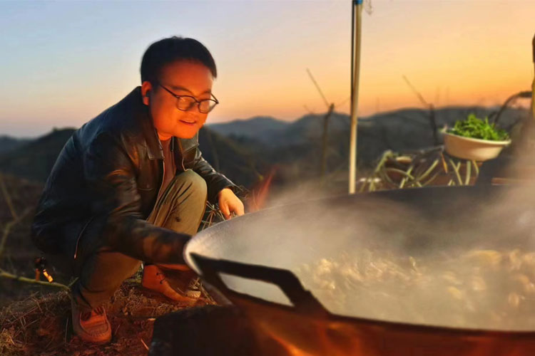 站長年會(huì)晚餐柴火雞準(zhǔn)備中